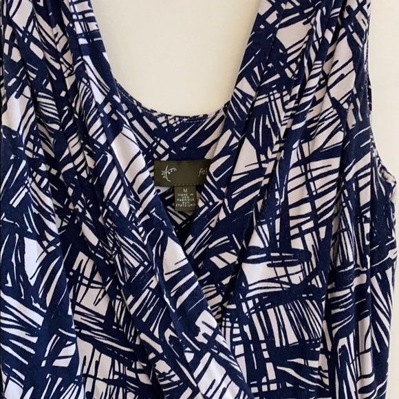 Super cute fitted yet flowy dress - Picture 2 of 4